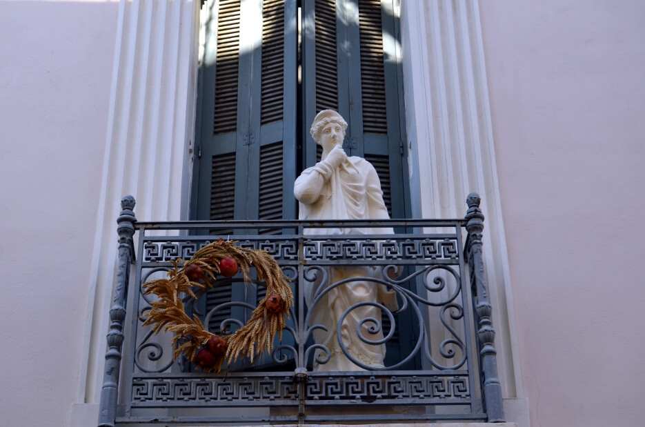 Beeld op balkonnetje in Athene