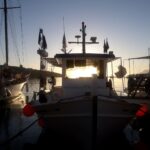 Bootjes bij zonsondergang in Griekenland